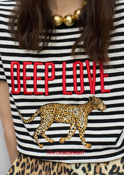 T-shirt a righe bianche e nere con scritta rossa Keep Love e ghepardo Lola Casademunt