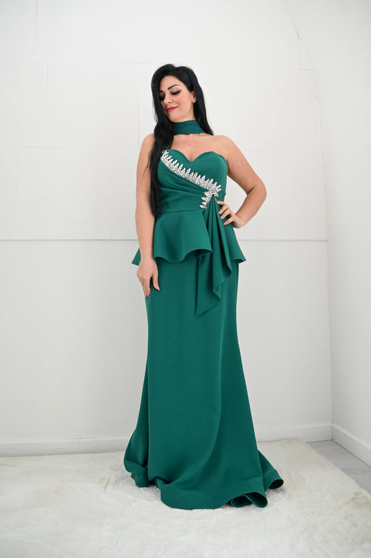 Abito lungo elegante curvy verde smeraldo con applicazioni gioiello e peplum - vista frontale - Bianca Brandi taglia 54