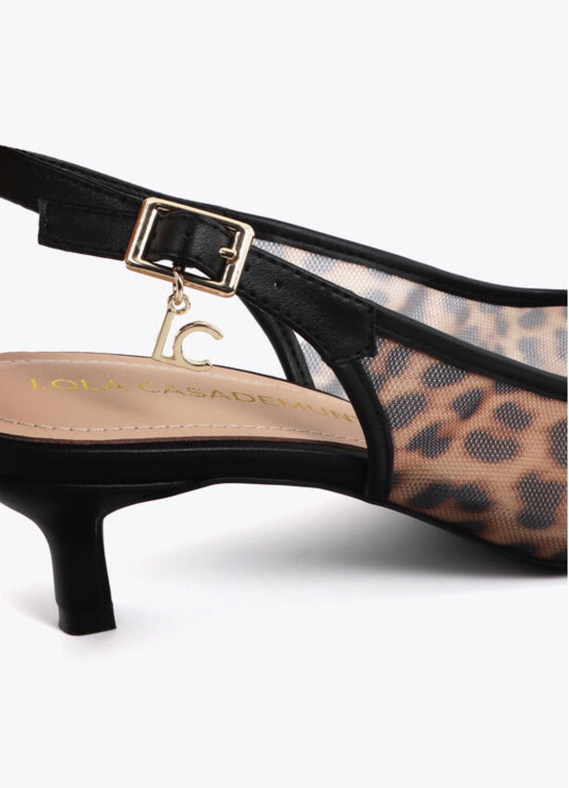 Dettaglio cinturino slingback Lola Casademunt con fibbia dorata, charm logo LC e soletta brandizzata