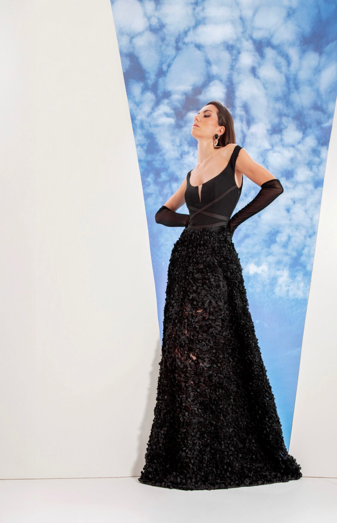(curvy, sfondo bianco, frontale): "Abito lungo nero curvy con gonnellone a petali applicati e scollo a V - vista frontale - EDAS"