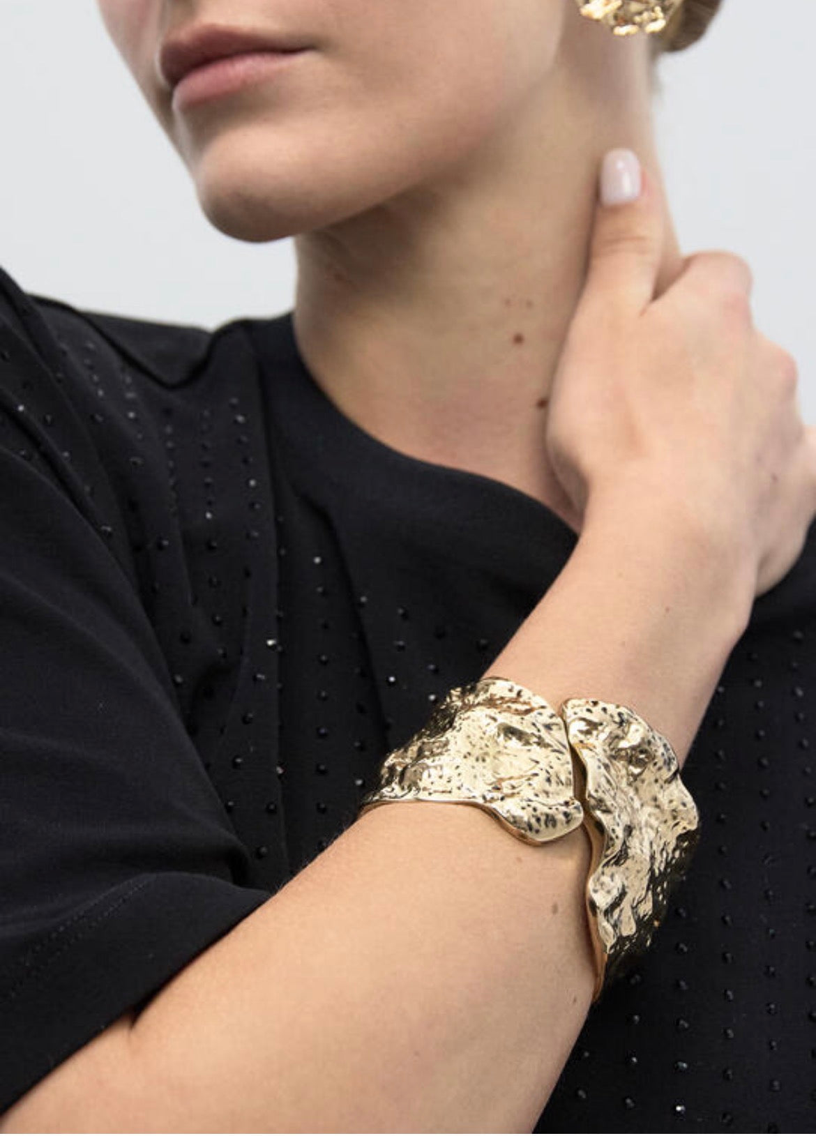 Bracciale manetta irregolare Lola Casademunt color oro in zinco - bijoux donna design asimmetrico