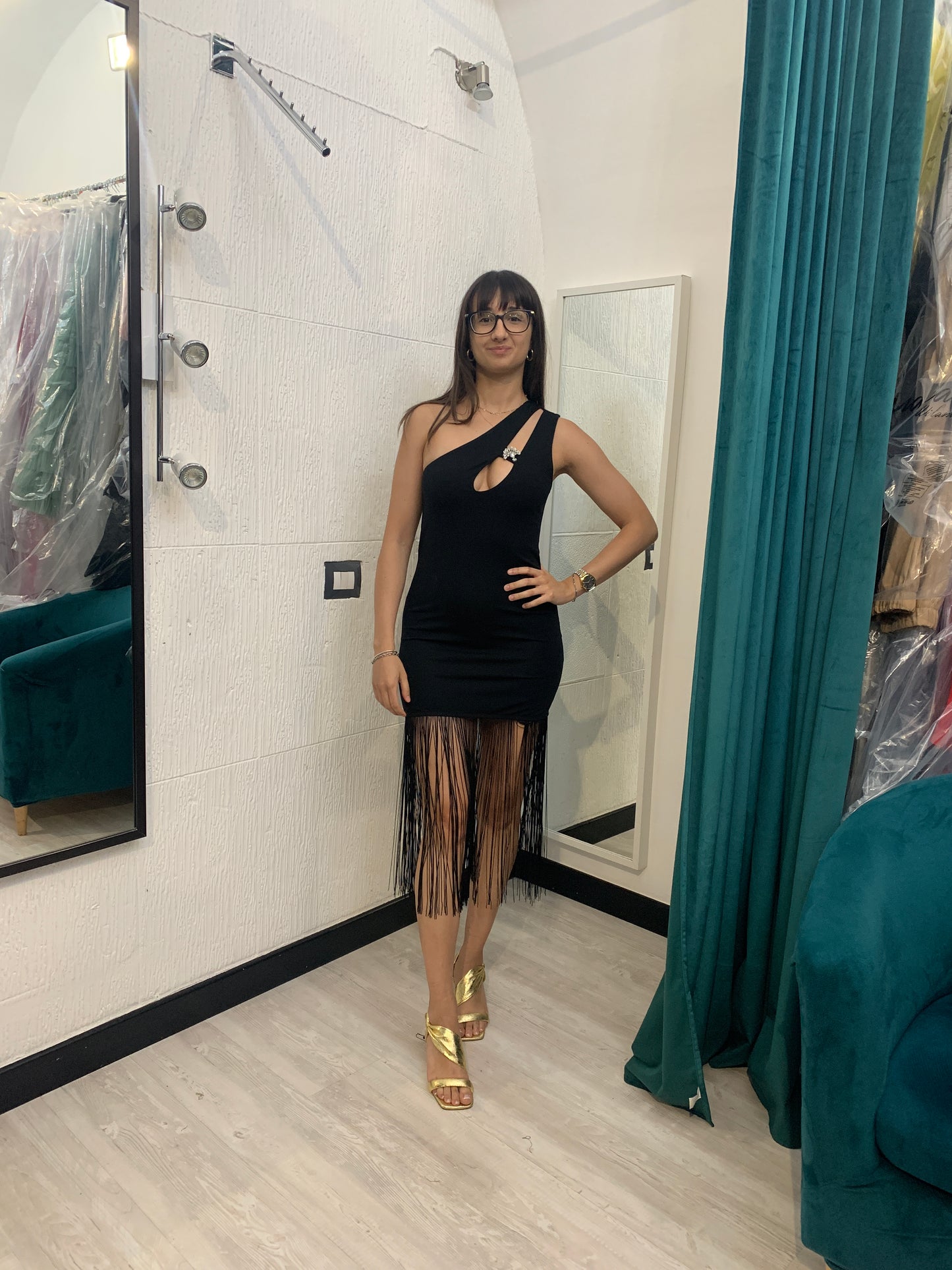 QUEGUAPA Dress Corsto Monospalla con Frange e Spilla