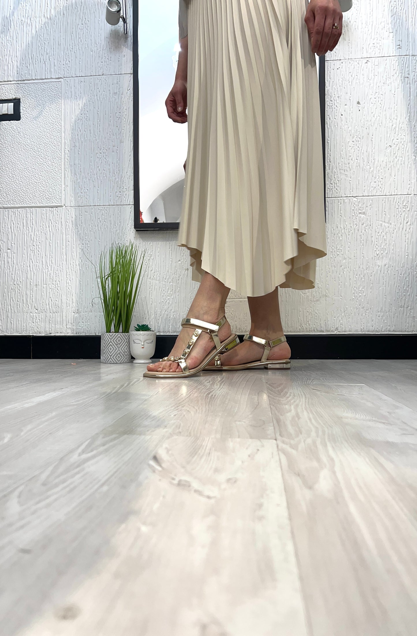Sandalo oro Lola Casademunt con borchie dorate e plantare memory foam, 