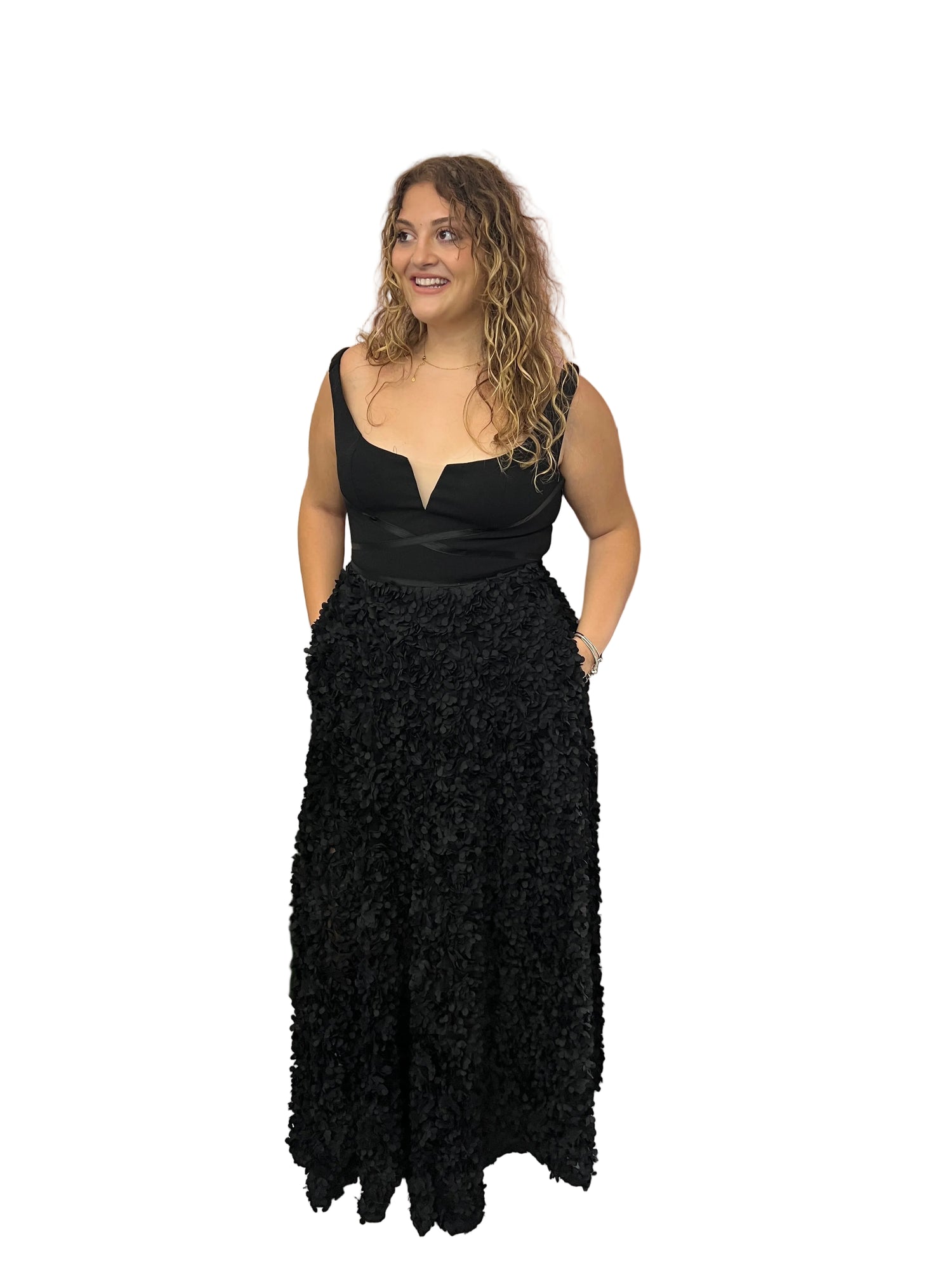 (curvy, sfondo bianco, frontale): "Abito lungo nero curvy con gonnellone a petali applicati e scollo a V - vista frontale - EDAS"