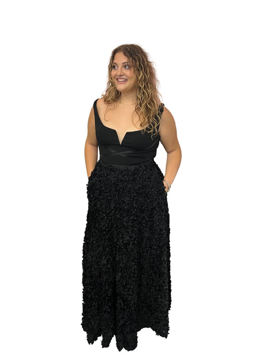 (curvy, sfondo bianco, frontale): "Abito lungo nero curvy con gonnellone a petali applicati e scollo a V - vista frontale - EDAS"