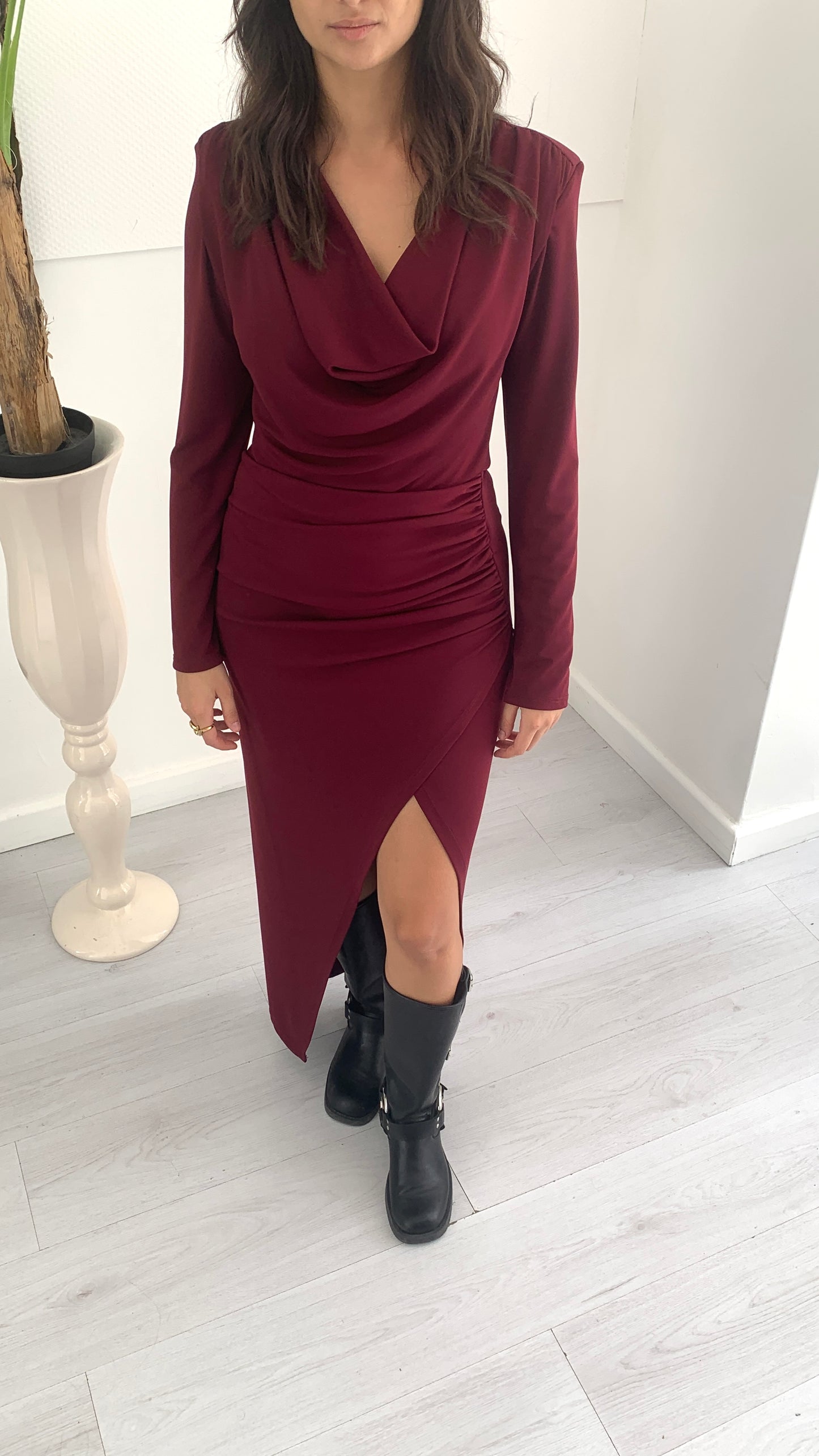 QUEGUAPA Abito Lungo con Maniche e Scollo Schiena