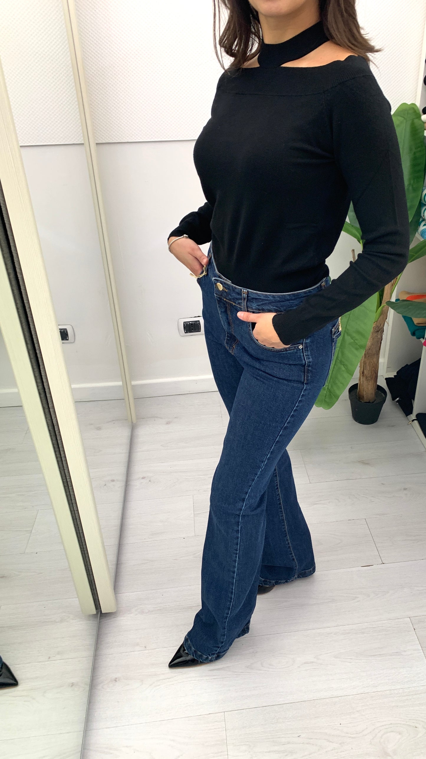 QUEGUAPA Maglia Donna con Scollo Particolare