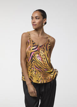 Foto 3: "Top raso animalier oro Lola Casademunt - vista tre quarti su modella con spalline regolabili e tessuto satinato fluido"