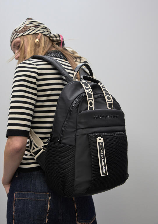 Zaino nero Lola Casademunt indossato da donna - vista posteriore con cinghie brandizzate

