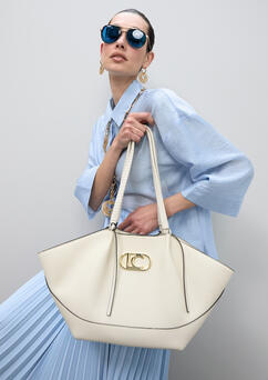Donna con borsa shopper bianco panna Lola Casademunt a spalla - look elegante

