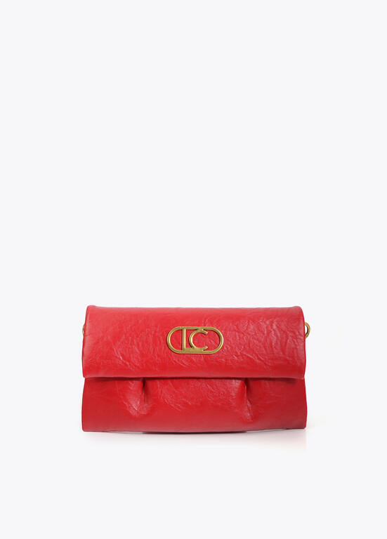 Borsa clutch in ecopelle rossa con logo dorato Lola Casademunt su sfondo bianco – Griffe Dipierro
