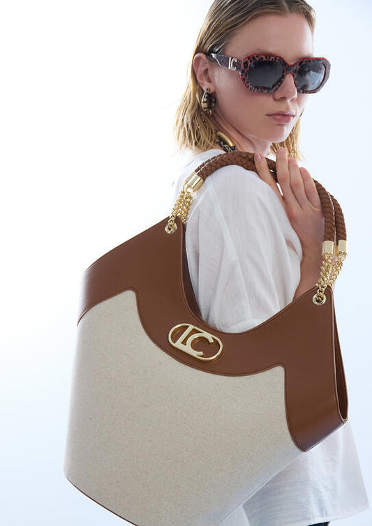 Modella con set borsa shopper bicolore cuoio e panna con manico intrecciato dorato e logo LC – Lola Casademunt | Griffe Dipierro