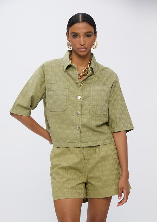 Shorts donna Lola Casademunt in jacquard verde salvia con motivo geometrico, vista frontale con camicia crop abbinata – Griffe Dipierro
