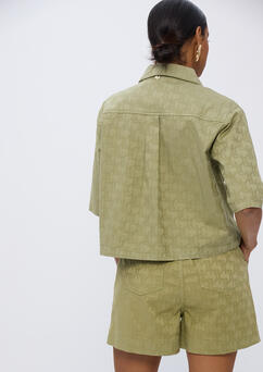 Shorts donna Lola Casademunt in jacquard verde salvia, vista posteriore con dettaglio schiena della camicia crop coordinata – Griffe Dipierro